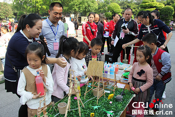 图片默认标题_fororder_现场讲解教玩具使用方法（摄影-杨梦婧）