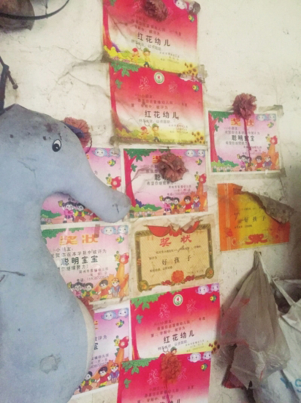 拾荒夫妻40年拾养9名弃婴,一墙奖状是孩子们回馈的礼物