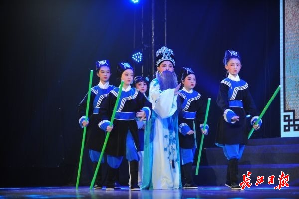 武汉市青少年校园课本剧艺术节吸引近千名师生参加