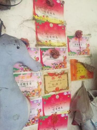 拾荒夫妻收养弃婴 不惜与亲生儿子断绝关系