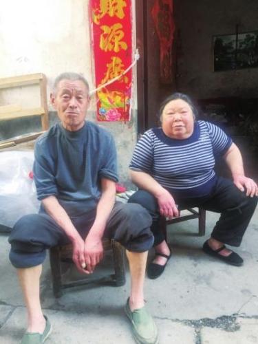拾荒夫妻收养弃婴 不惜与亲生儿子断绝关系