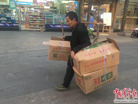 6名老人抱团租15平米房生活 合计400岁