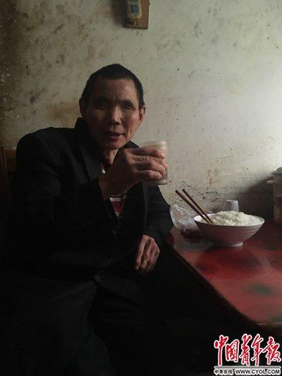 6名老人抱团租15平米房生活 合计400岁