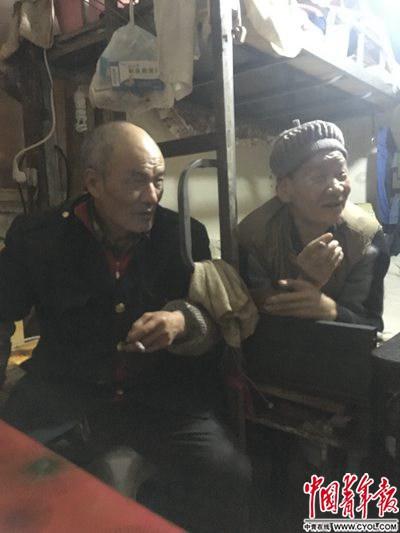 6名老人抱团租15平米房生活 合计400岁