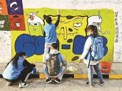 厦大芙蓉隧道遭游客涂鸦 学生贴纸条称“求放过”