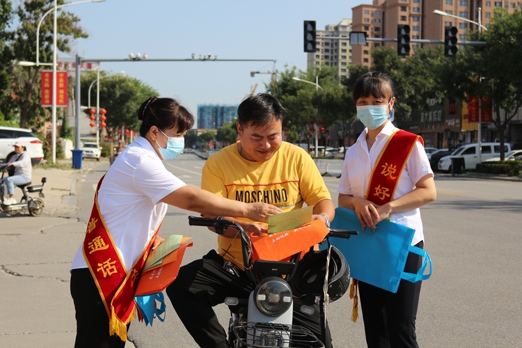 保定市满城区:推广普通话 奋进新征程_fororder_工作人员为过往行人讲解说普通话的意义 摄影 康小江
