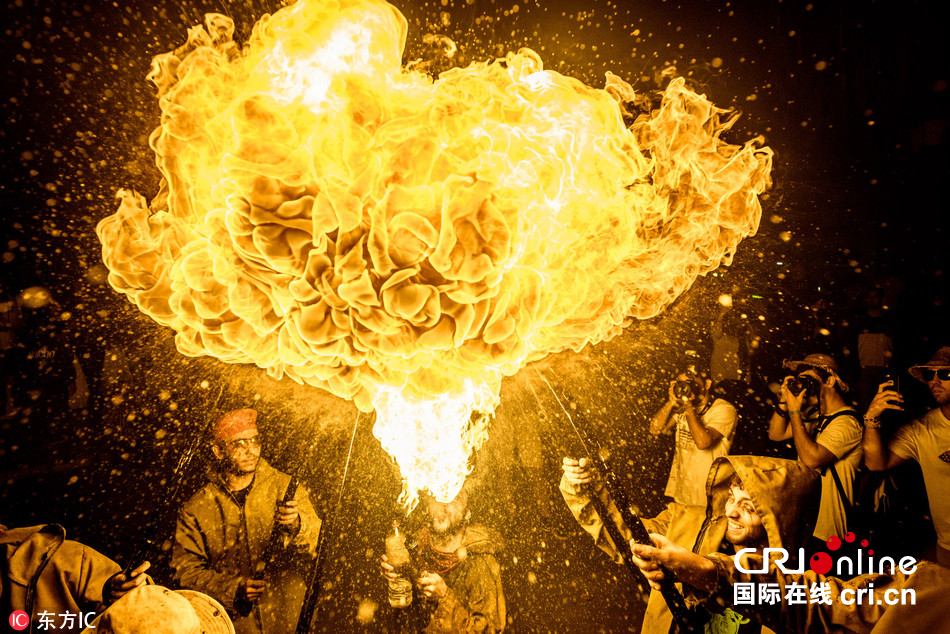 西班牙夜火狂欢 喷火表演燃爆全场(高清组图)