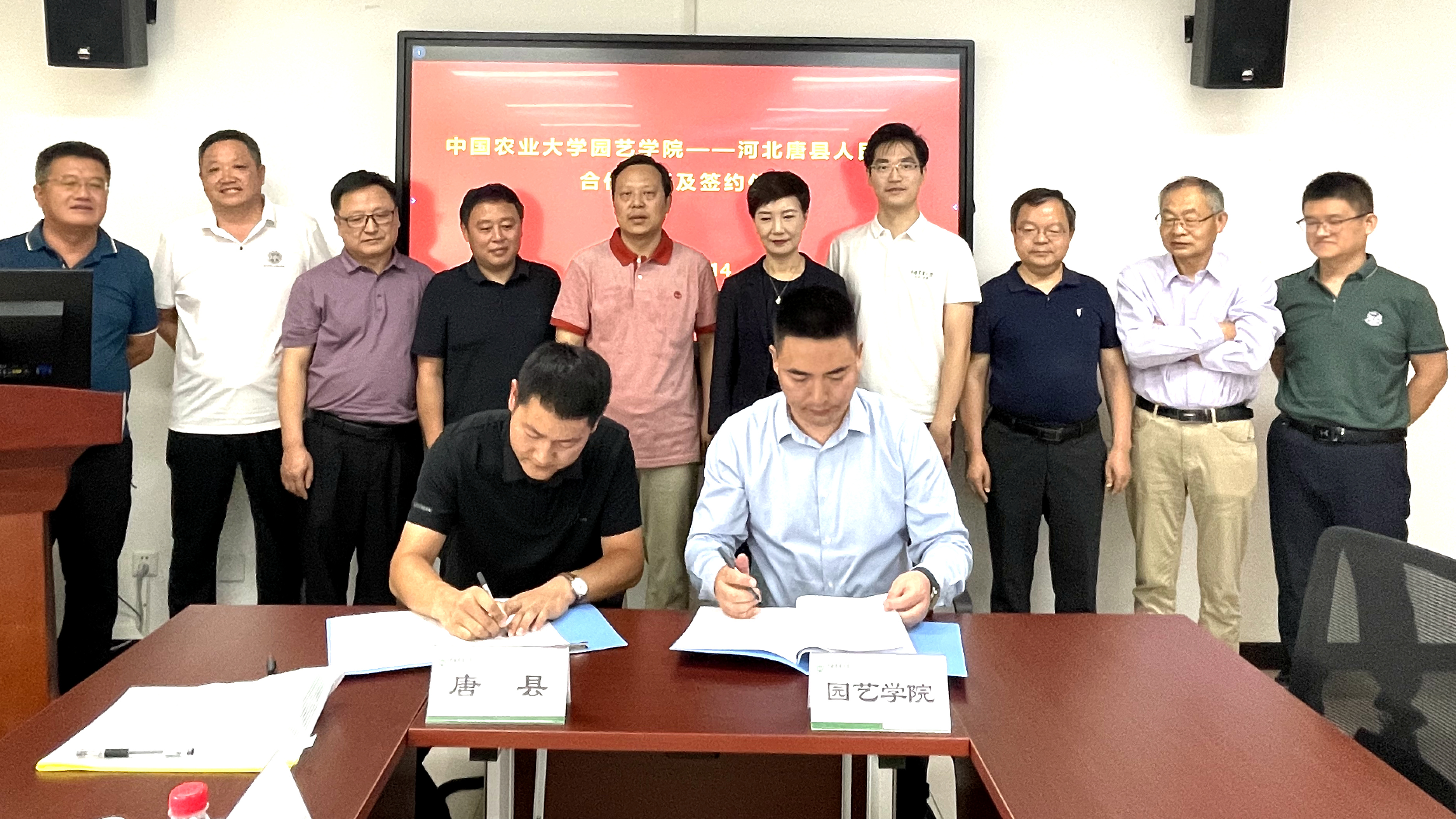 (原创)河北唐县:农业产业化助推乡村振兴_fororder_唐县龙头企业与中国农业大学园艺学院举行农业产业化项目签约仪式。
