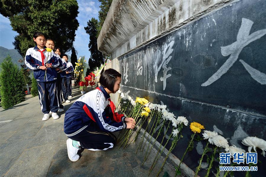 清明节前祭英烈(组图)