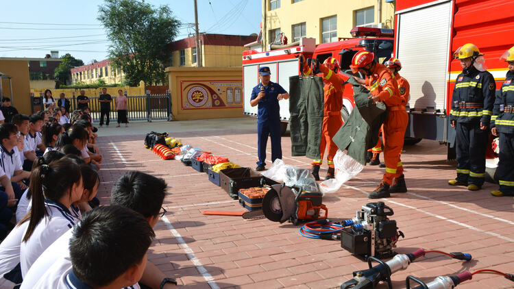 (原创)河北唐县:共筑心中防火墙 搭建生命安全网_fororder_宣传员正向学生们讲解消防车、破拆工具、防火服等的构造和工作原理.JPG