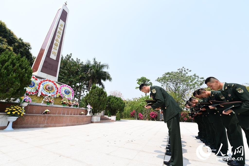 铭记英烈事迹&#160;续写光荣使命(组图)