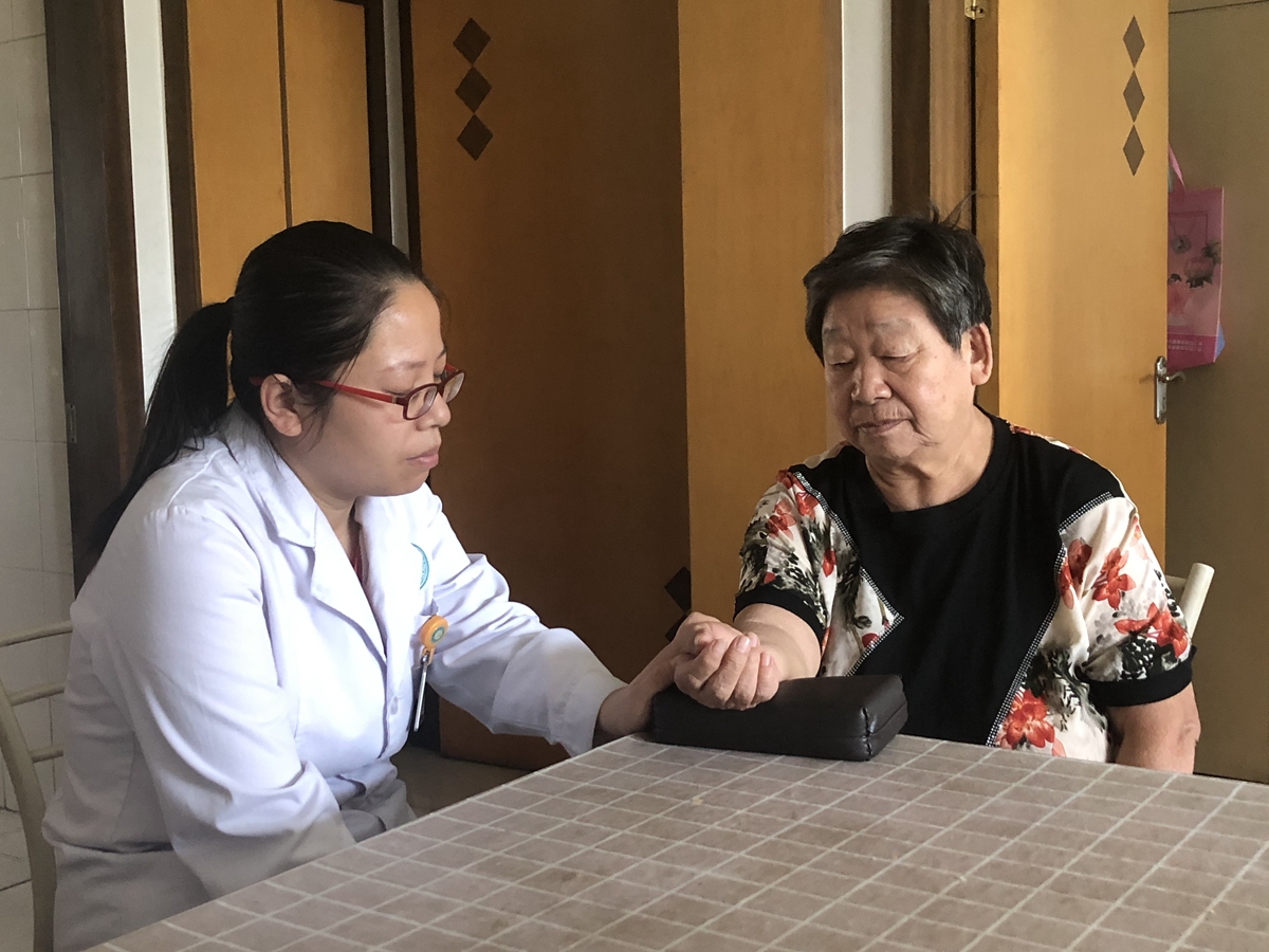 (原创)保定市满城区:敬老暖心进社区 志愿服务健康行_fororder_中医师入户为党员家属免费义诊 摄影 袁野