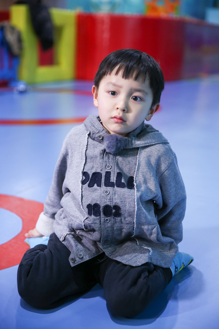 大麟子勇气考验意外摔倒 邓莎高情商暖心开导