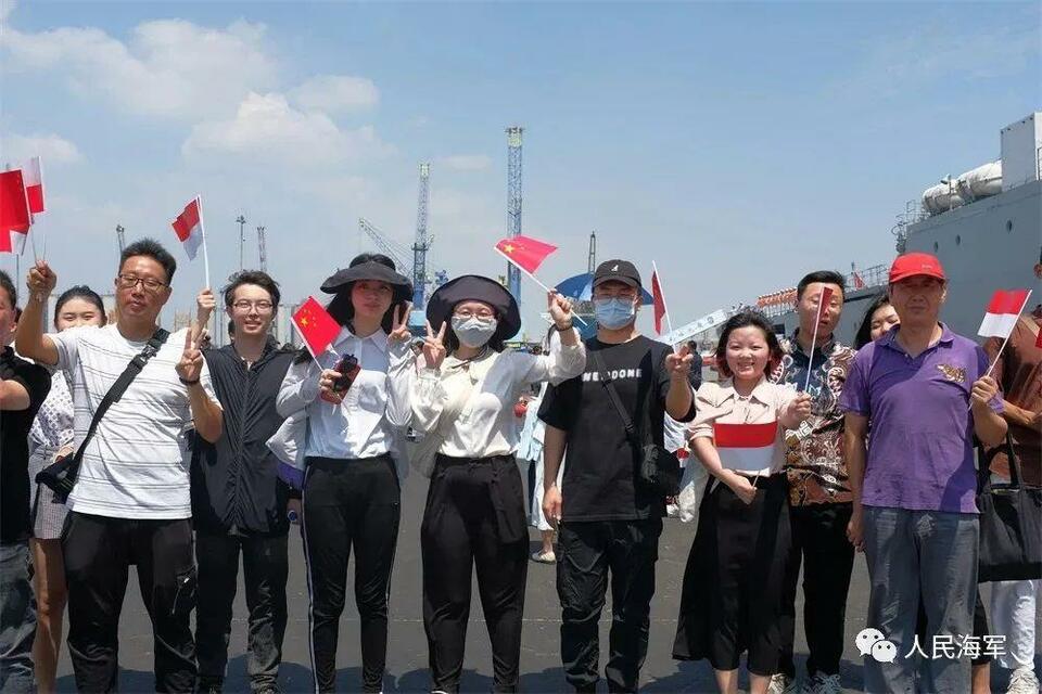 海军戚继光舰首访印尼 码头响起《我和我的祖国》