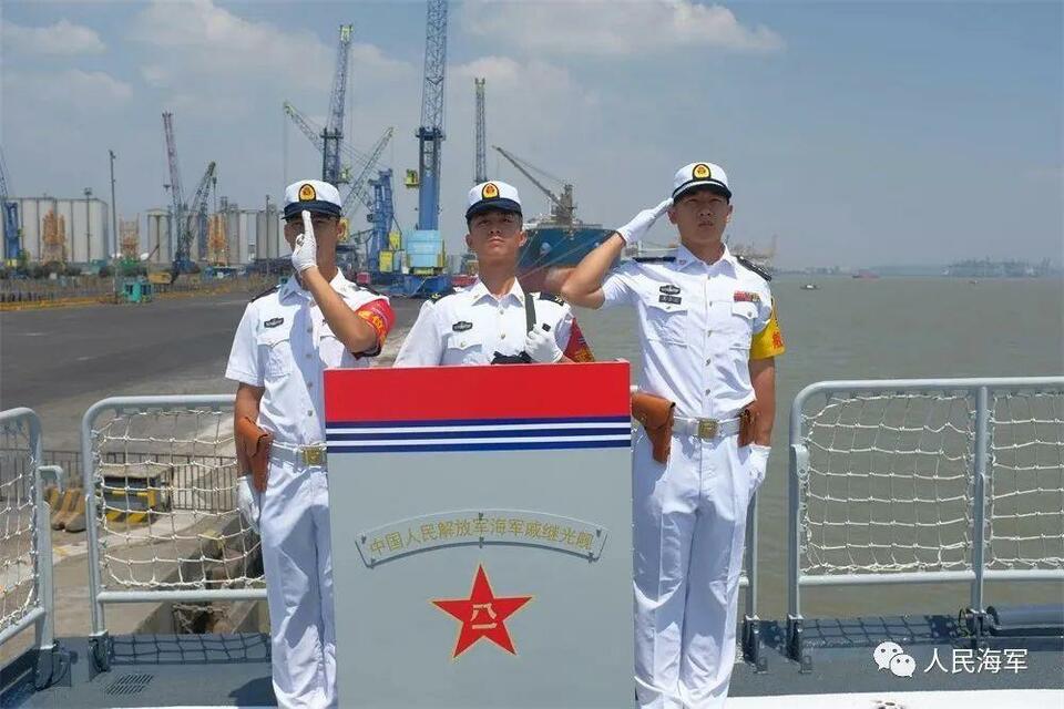 海军戚继光舰首访印尼 码头响起《我和我的祖国》