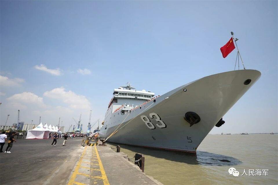 海军戚继光舰首访印尼 码头响起《我和我的祖国》