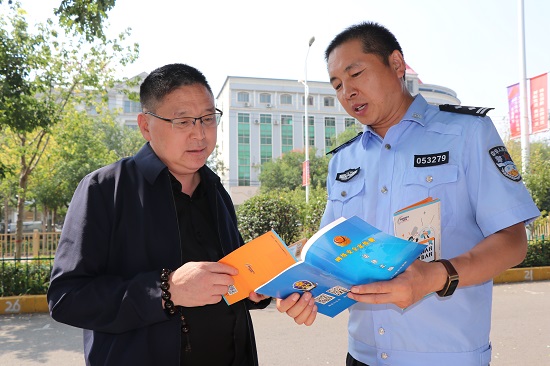 【原创】三门峡市渑池县:广泛宣传网络安全知识 全力打造健康网络空间_fororder_渑池县公安局工作人员向群众分享网络安全防范知识 摄影 段华峰