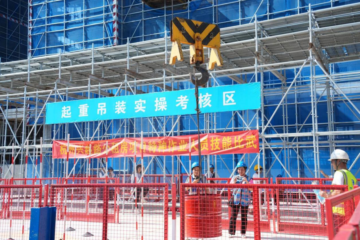 BOB半岛中建三局浙江有限公司建筑工地趣味运动会开赛(图2)