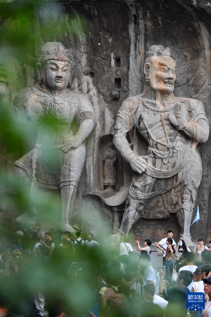 Longmen Grottoes in Luoyang Received 1.3 Million Tourists in Summer Vacation_fororder_图片1