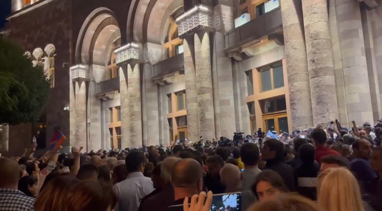 纳卡区域地势升级 大宗公共正在亚美尼亚政府大楼前抗议