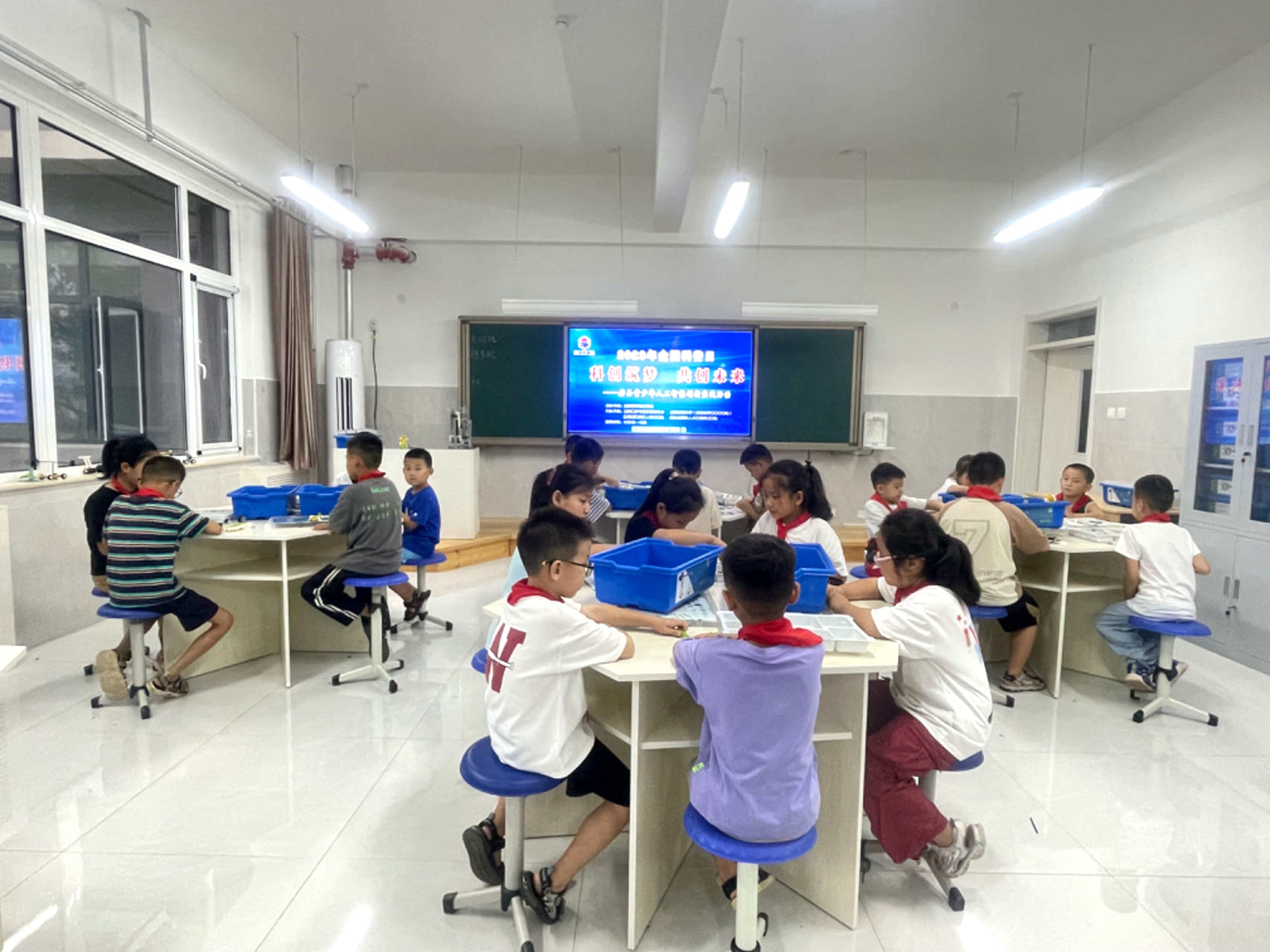 河北唐县:科创筑梦 共创未来_fororder_同学们正在进行人工智能创新实践活动