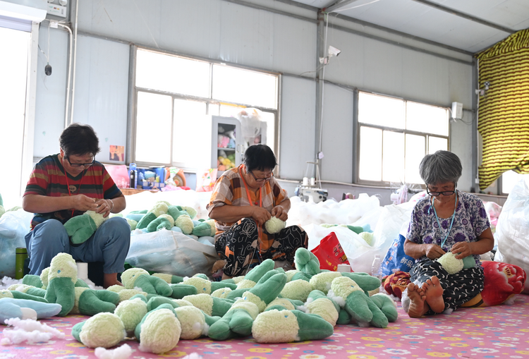 河北盐山:毛绒玩具加工忙 拓宽村民增收路_fororder_图片8