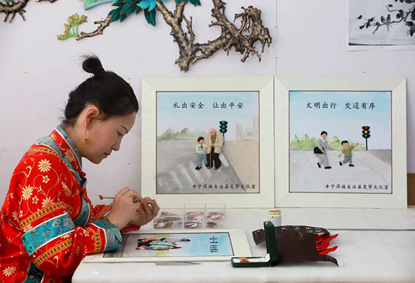 河北丰宁:非遗“布糊”艺术助力交通安全 传递文明出行理念_fororder_郝如香正在制作“交通布糊”作品 拍摄程里
