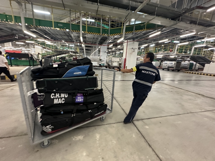 近5米长的撑杆从多哈转运到杭州,它和皮划艇、体操垫等如何快速出关