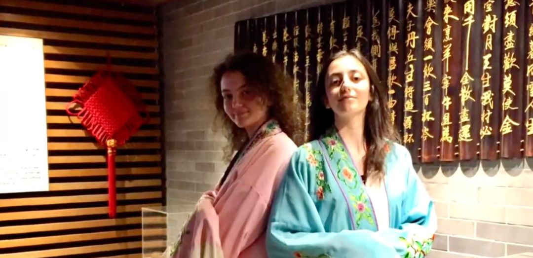 「央视新闻」“左边一起画个龙 右边画一道彩虹” 这个姑娘的画自