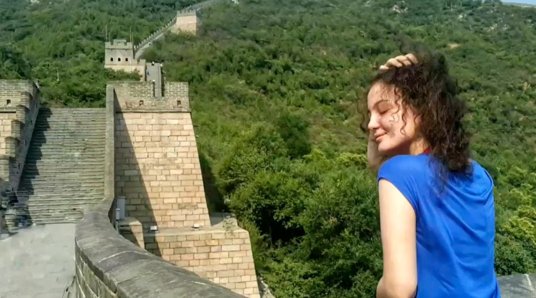 「央视新闻」“左边一起画个龙 右边画一道彩虹” 这个姑娘的画自