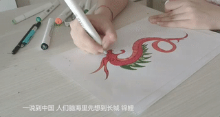 「央视新闻」“左边一起画个龙 右边画一道彩虹” 这个姑娘的画自