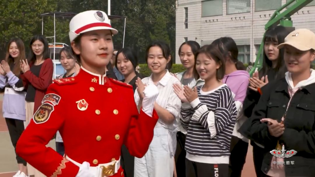 中国青年网：三名女大学生入伍火箭军！@东风快递 坐不住了 | 可