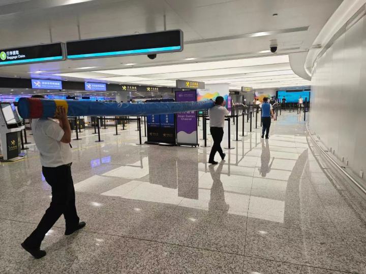 近5米长的撑杆从多哈转运到杭州,它和皮划艇、体操垫等如何快速出关