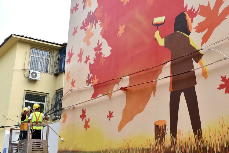 河北清苑:老旧小区改造 提升居民幸福感_fororder_图四工人正在绘制墙体彩绘。赵琪摄.JPG