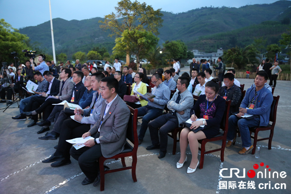 图片默认标题_fororder_群众认真聆听