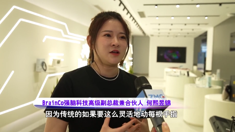 亮相开幕式参与点火 智能仿生手有何超能力?