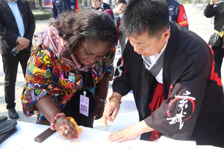 组图丨未央格“外”好!驻华大使夫人丝路起点探非遗_fororder_wps_doc_0