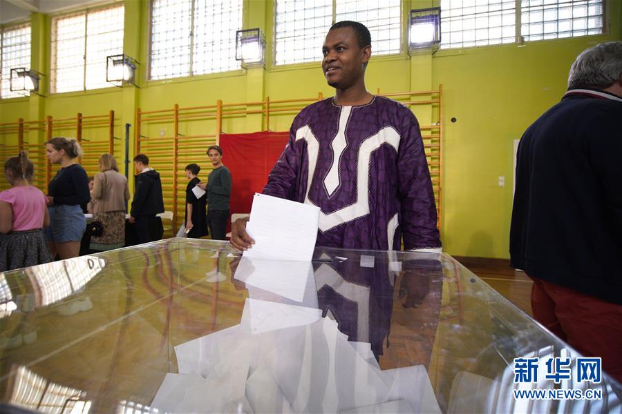 [新华网]出口民调显示波兰执政党在议会选举中获胜