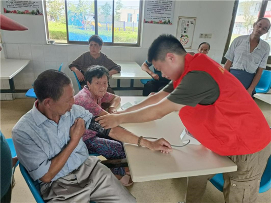 南通启东:退役老兵献爱心 养老院内显真情_fororder_7