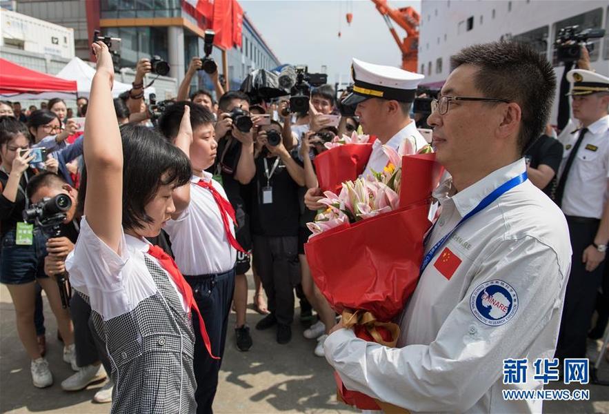 10月13日，學(xué)生在碼頭迎接抵達(dá)深圳蛇口太子灣郵輪母港的極地科學(xué)考察破冰船“雪龍2”號(hào)。