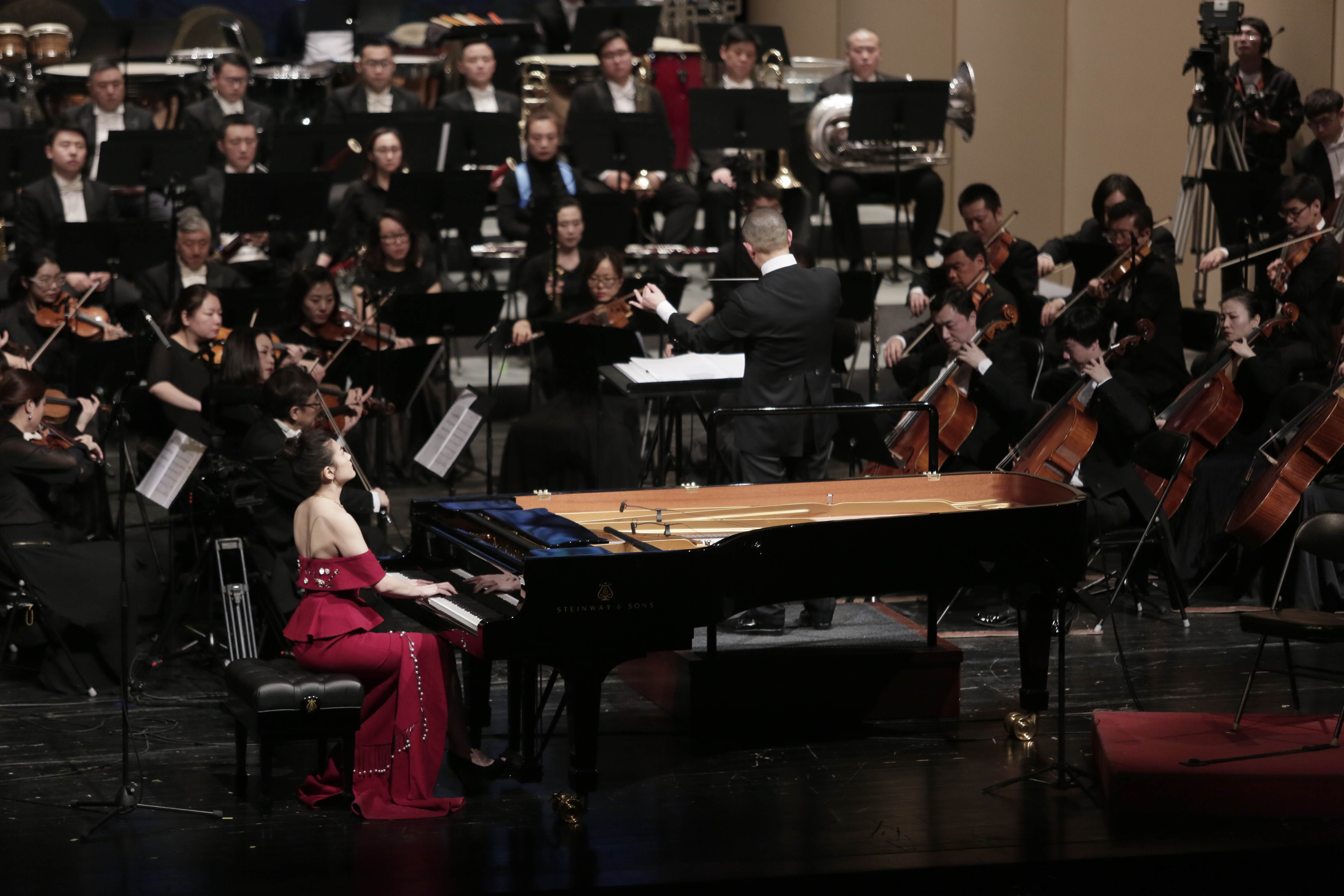 音乐家谭盾携中国青年钢琴演奏家在京上演交响乐《英雄的盛宴》