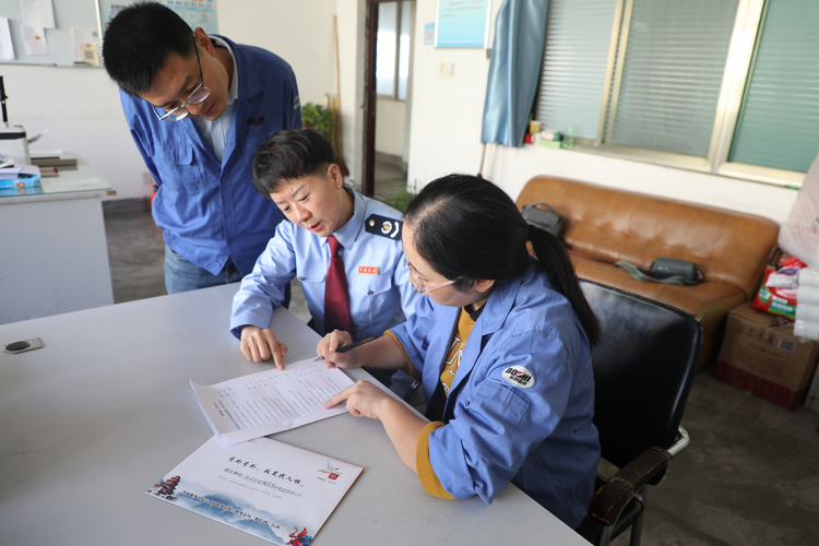 宝鸡市税务局第二税务分局:让“税信鸽”飞驰 为企业送去“国庆礼”_fororder_1