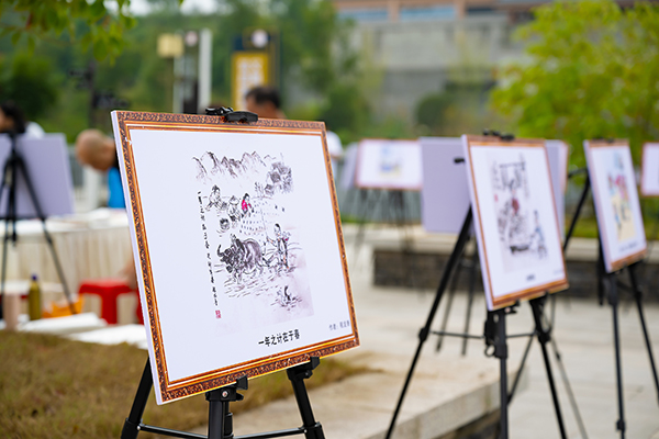 自贡:开启20场文艺盛宴 2023年全国“四季村晚”荣县示范展示活动开幕_fororder_6漫画展出(摄影-廖志全)