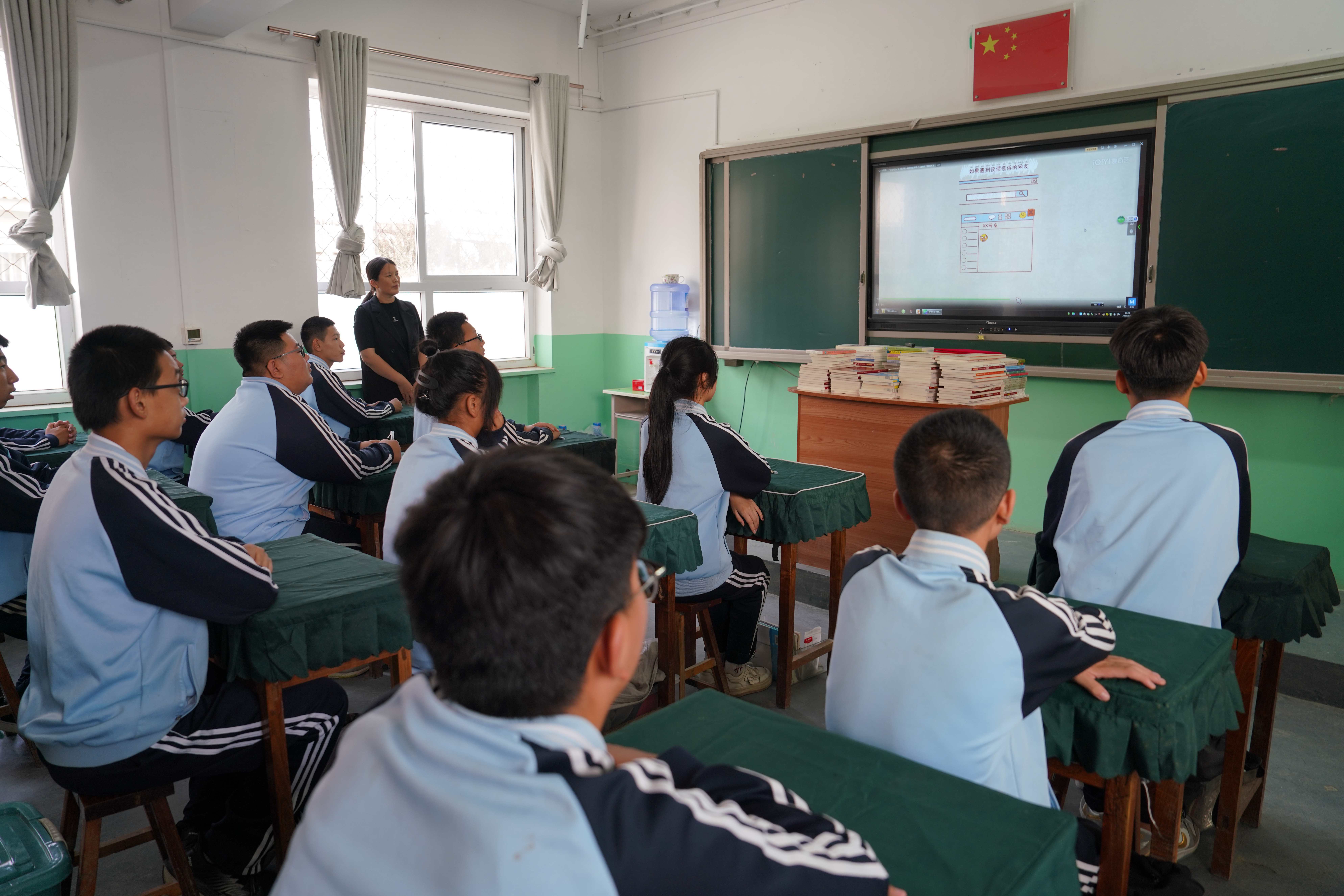 图片默认标题_fororder_学生观看“预防未成年人网络沉迷”宣传视频。 摄影 王磊