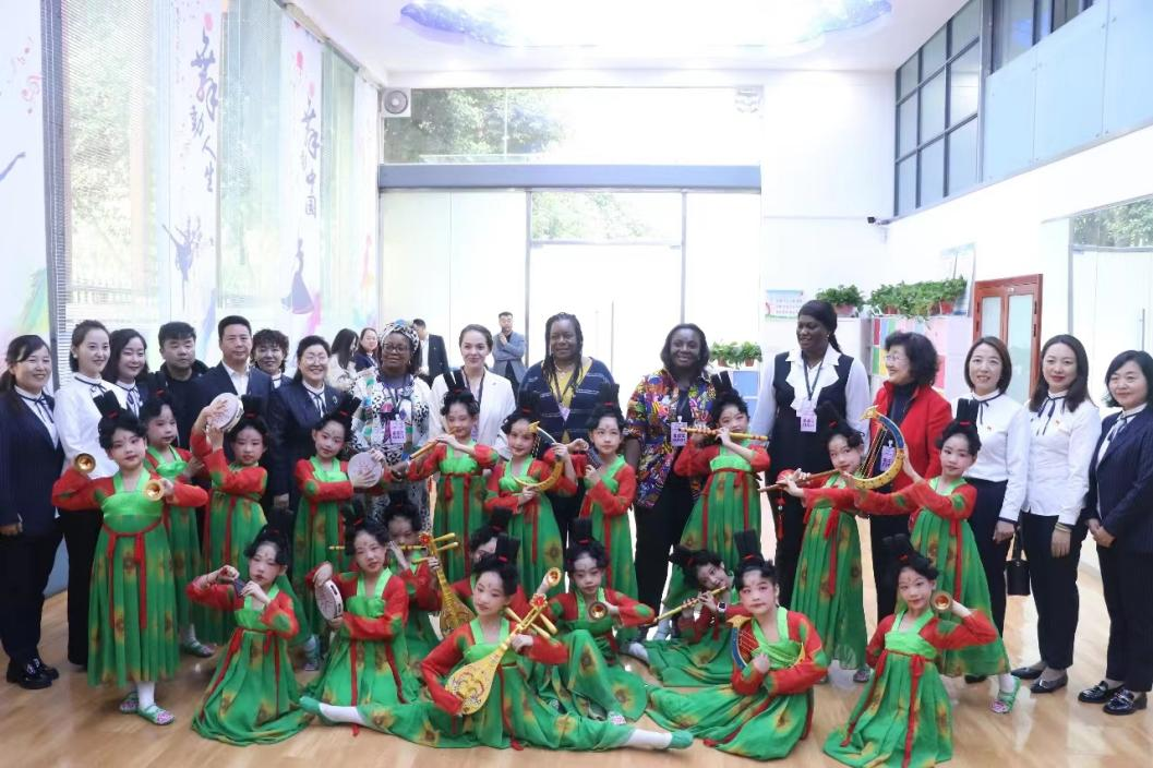Les épouses des ambassadeurs en Chine découvrent le bonheur à Weiyang : une « amélioration accélérée » du bien-être des habitants_fororder_图片1