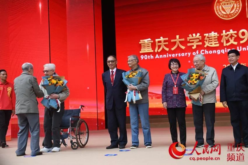 「新华社」95岁学生向94岁老师献花！这一幕，感动！