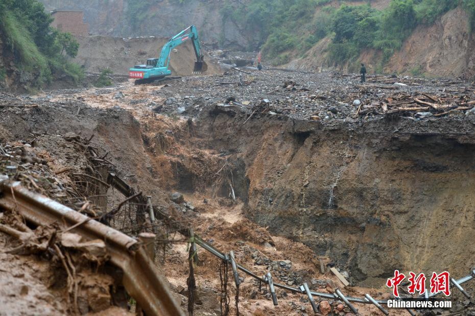 因暴雨导致100余米的山体垮塌,最终发生泥石流自然灾害,并冲向4间农房