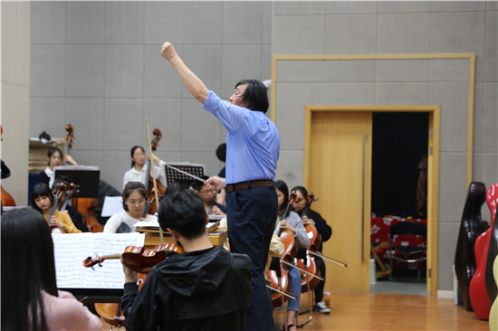 （原创 本网专稿 chinanews带图列表 移动版）南京艺术学院交响乐团“周末音乐会”成功举办（条目标题）南京艺术学院举办“周末音乐会”