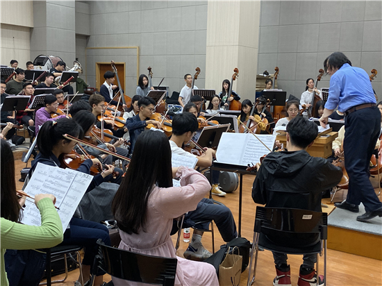 （原创 本网专稿 chinanews带图列表 移动版）南京艺术学院交响乐团“周末音乐会”成功举办（条目标题）南京艺术学院举办“周末音乐会”