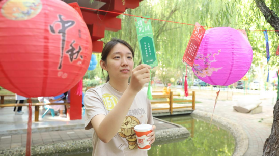 图片默认标题_fororder_河北沧州:猜灯谜 逛游园 中秋乐融融257